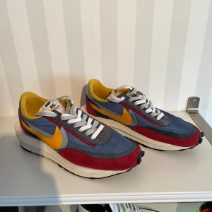 Nike Sacai LD Waffle Varsity Blue  - Nike Sacai LD Waffle Varsity Blue i storlek 44. Har aldrig använt dem pga fel storlek.