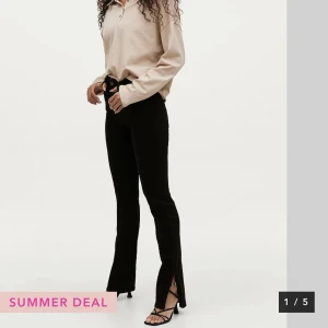Molly jeans med slits - Från Gina Tricot, använda två gånger☀️ nypris 400kr