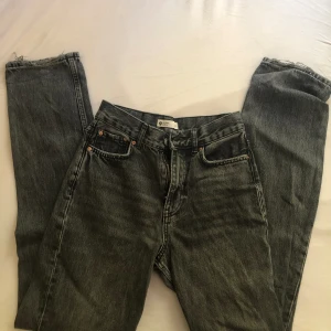 Svarta Jeans - Svarta gina tricot straight jeans, midwaist. Nötta på hälarna och fickorna. Priset kan diskuteras 💕