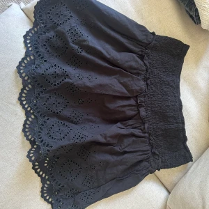Svart kjol  - Säljer denna fina kjolen ifrån Zara. Sparsamt använd ❤️
