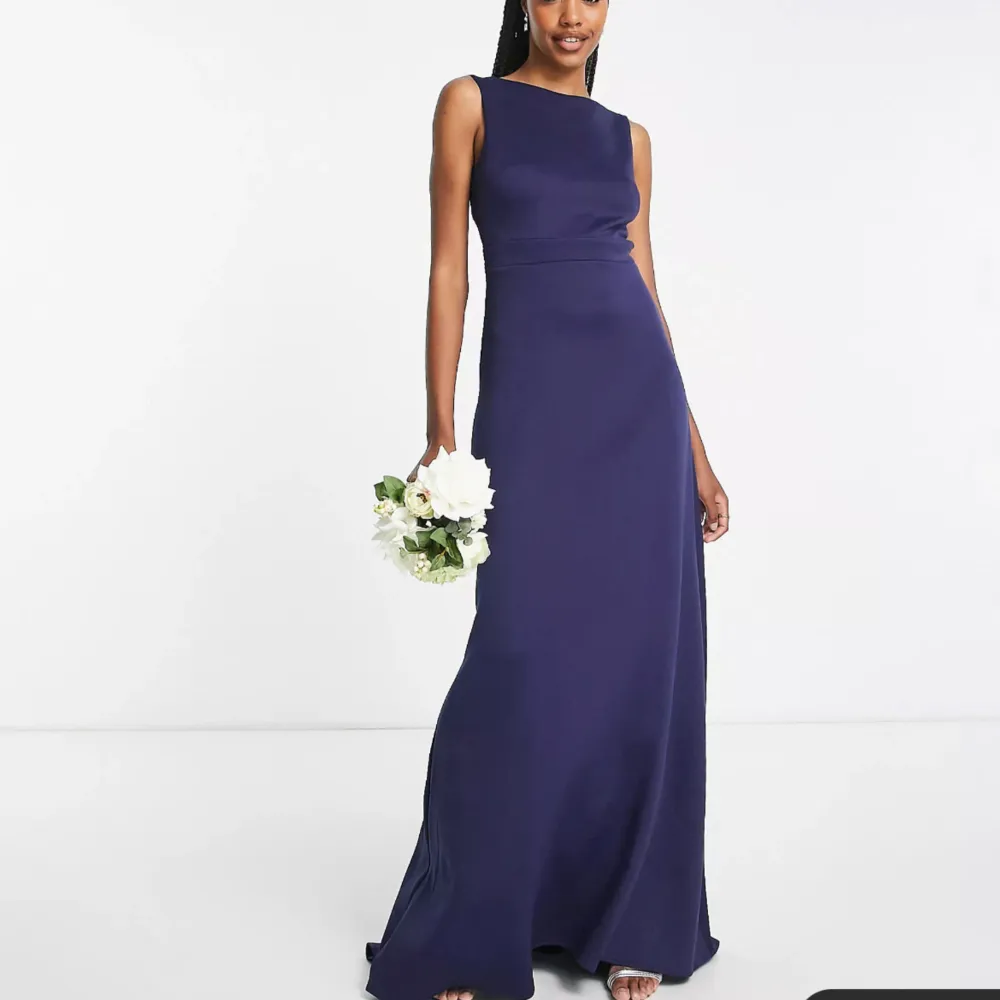 Asos marinblå klänning med rosett baktill!  Modell - Tall!  Aldrig använd! Endast prövad en gång. Nypris: 750 kr . Klänningar.