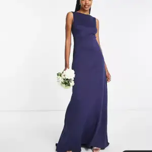 Asos marinblå klänning med rosett baktill!  Modell - Tall!  Aldrig använd! Endast prövad en gång. Nypris: 750 kr 