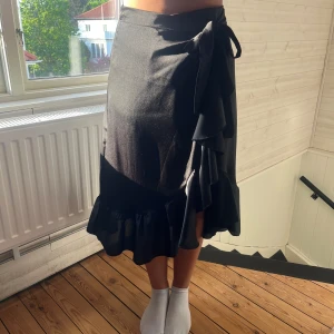 svart långkjol - kjol med prislapp