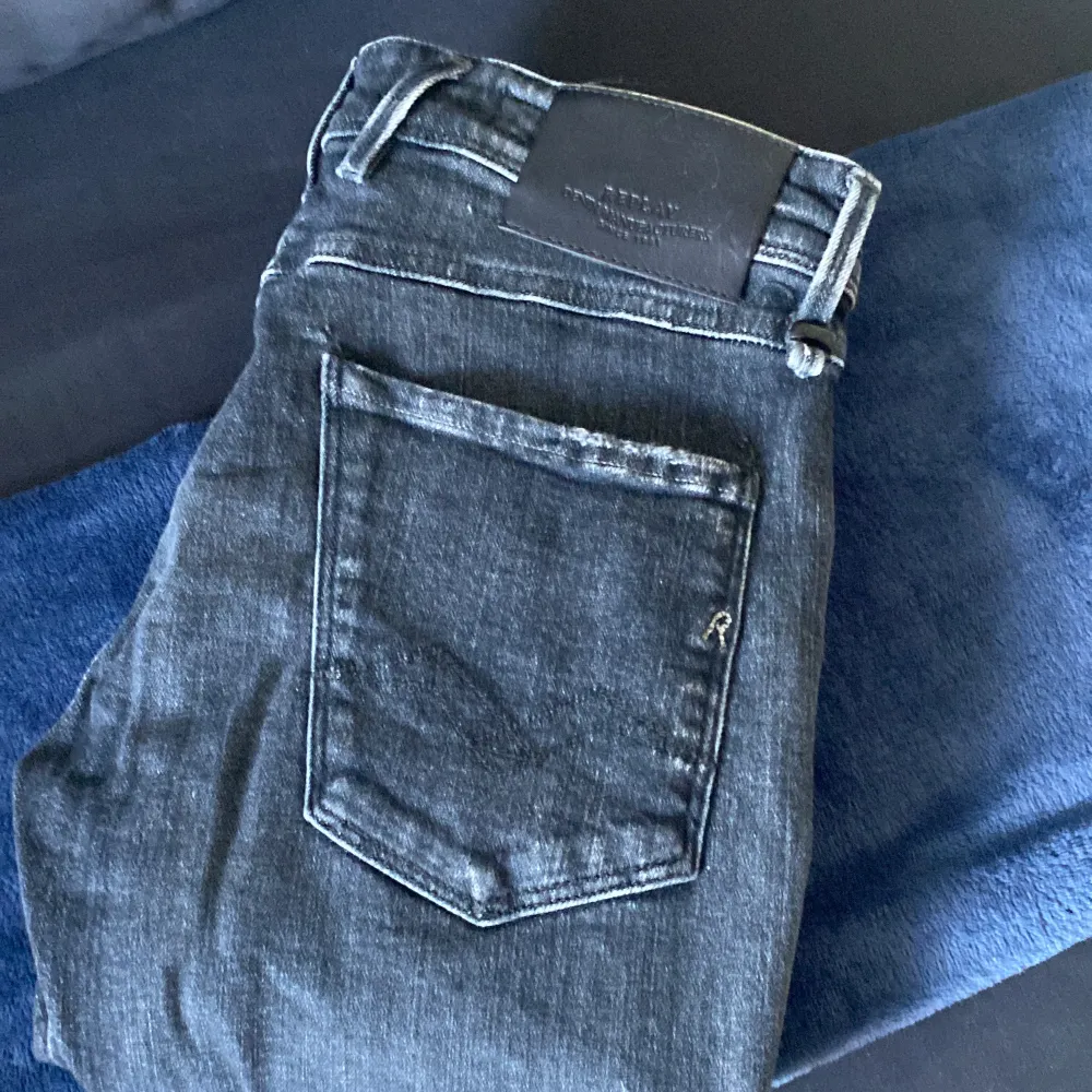 29/30  använda endast två gånger och är i ny skick. Original pris 1799 kr nu 675. Slim fit. Modell Anbass.. Jeans & Byxor.