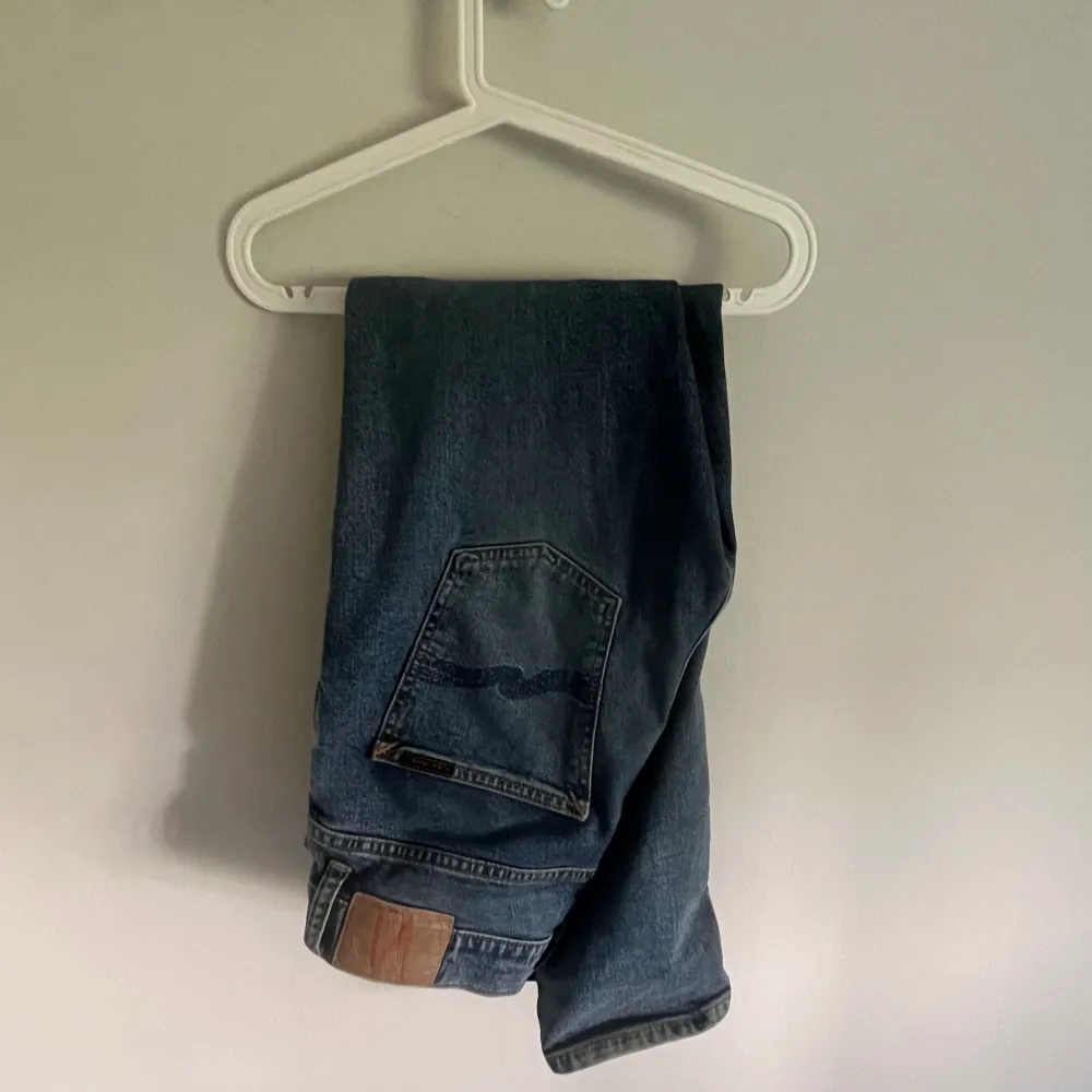 Hej jag säljer dessa Nudie jeans Grim Tim i storleken W31 L30. De är blåa och skicket är 9/10. Priset är inte skrivet i Sten ;). Jeans & Byxor.