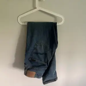 Hej jag säljer dessa Nudie jeans Grim Tim i storleken W31 L30. De är blåa och skicket är 9/10. Priset är inte skrivet i Sten ;)
