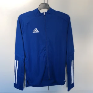 Blå adidas tröja - Snålt använd, inga skador. Pris kan diskuteras