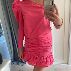 Rosa sett - Kjol stl 38 och topp stl 34 men skulle säga att båda delarna sitter mer än som stl 36. Använda ett fåtal gånger. Skriv gärna innan du trycker på köp för har lagt ut dem på en annan sida oxå:)