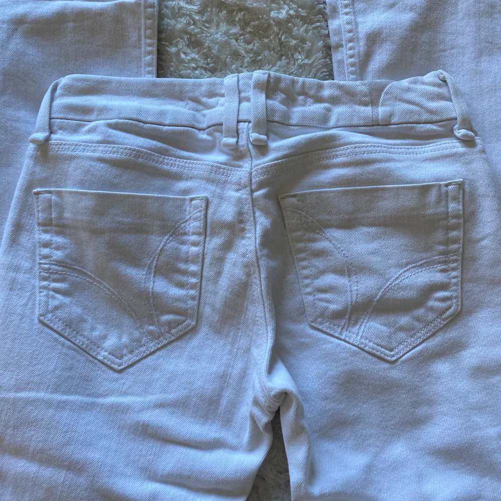 Snygga lågmidjade bootcut jeans. Helt som nya inga slitningar. Midjemått: 33 cm. Jeans & Byxor.