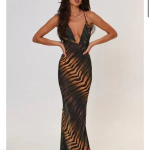 Klänning  - Super snygg klänning inför sommaren😍, tyvärr så använder jag inte den, etiketten finns kvar. Storlek M men passar som ett S. Super snygg och väldigt luftig. Ordinarie pris 469kr 