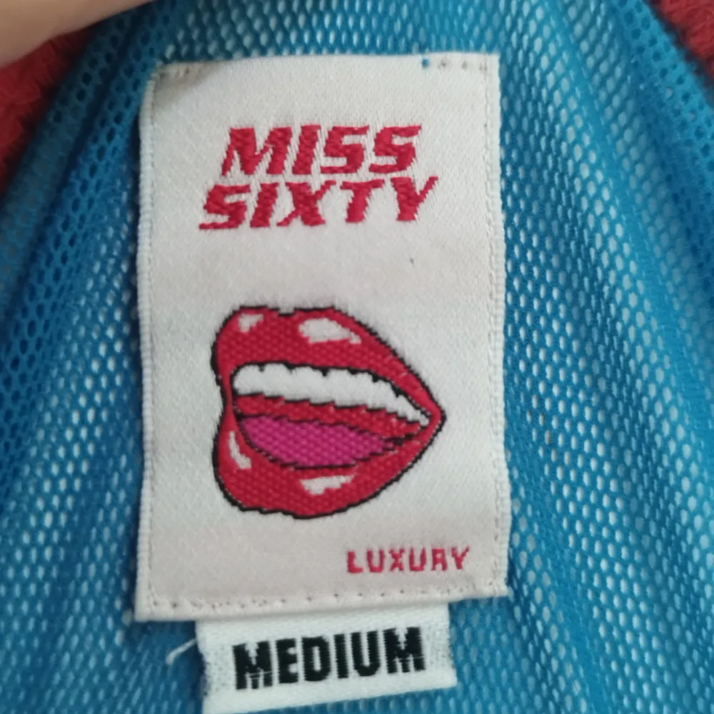 Jättefint vintage linne från miss sixty med ett tryck där det står 