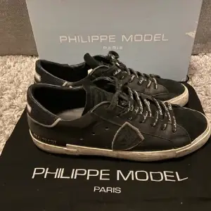 Säljer ett par snygga Philippe model i super skick, bara skor ingår, pris kan diskuteras vid snabb affär. Skriv om ni har fler frågor 😄