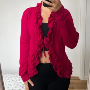 Rosa/röd tröja, uppskattad storlek S. Använt skick <3