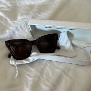 Chimi 005  - Chimi i färgen tortoise, några små repor men annars i fint skick 🌸 påse och glasögonfodral ingår