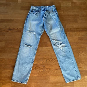 High waist håliga jeans  - Storlek 36 Aldrig använda  High waist från hm