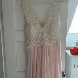 Balklänning  - Långklänning med spets upptill. Säljer den då den inte används längre. Använd 1 gång. Fin klänning som passar bra till skolbal eller andra tillställningar. Köpt på jj house. Vid frågor är det bara att skriva, kan gå ner i pris vid snabb affär.