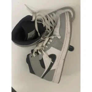 Jordan 1 mid smoke grey  - Säljer nu mina gråa jordan 1s  Dm för funderingar osv