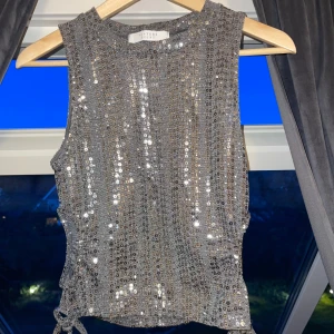 Glittrig festtopp från Sisters point, oanvänd  - Jättefin glittrig topp som aldrig använts, storlek L