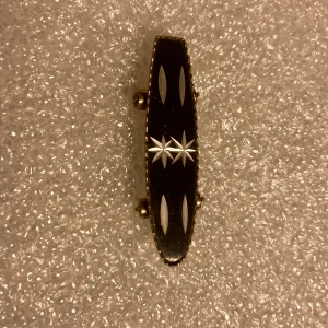 Hänge i pärlemor  - Coolt Skateboard hänge till halsband med pärlemor, baksidan kan behöva en putsning, annars inget att anmärka på. 