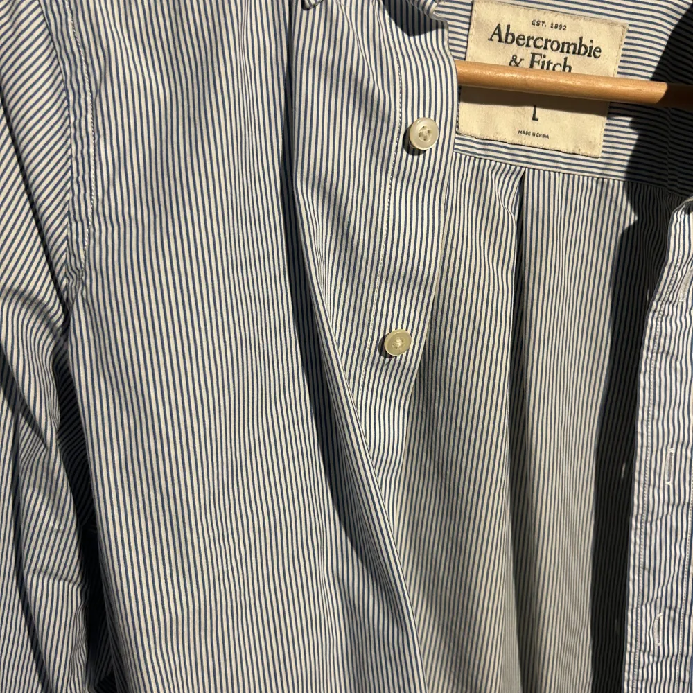 Blårandig skjorta från Abercrombie & Fitch i fint skick med en liten bröstficka.. Skjortor.