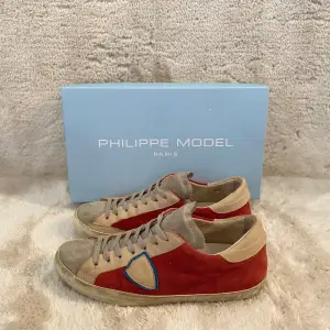 Vi säljer nu dessa Philippe Model skor i unik colorway. Skick 9/10. Inga defekter. Tillkommer box. Skriv för fler frågor eller funderingar. 🤩