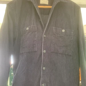 Selected overshirt - Skön marinblå overshirt som jag knappat använt. Perfekt för sommarkvällar eller liknande. Materialet är suede om har inga tecken på användning.  Köpt för 500 