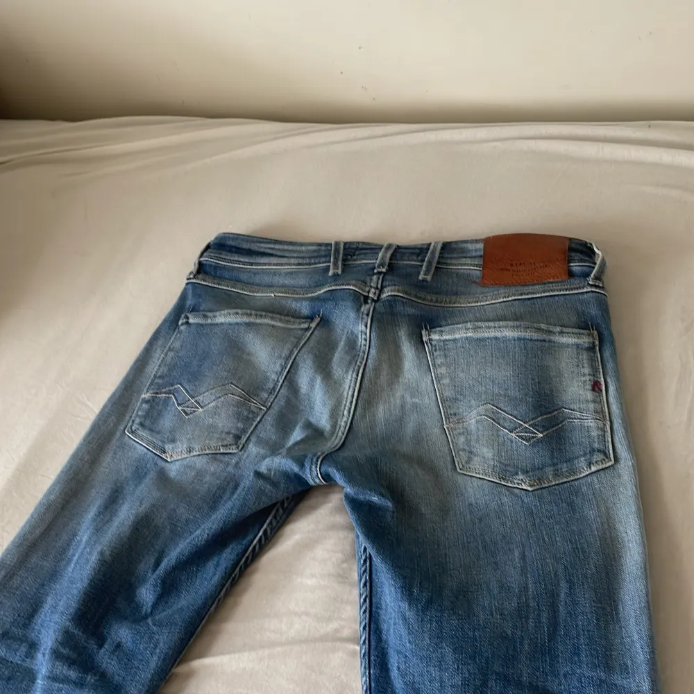 Replay jeans i den trendiga modellen Anbass med snygga slitningar!🤩 Skick-9.5/10 Nypris-1800 Mitt pris-629!💸 Storlek-28/32! Vid minsta lilla fundering skriv i dm!🤝. Jeans & Byxor.