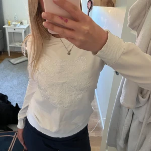 Fin kenzotröja 💕 - Fin tröja från Kenzo, stretchigt och luftigt material 💕 Strl M men skulle säga att den är närmare strl S