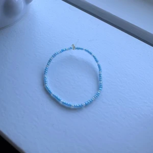 Armband - Egengjort armband! Finns i flera olika storlekar så är du intresserad är det bara att skicka ditt handledsmått till mig så kollar jag om storleken finns, annars gör jag ett nytt! 