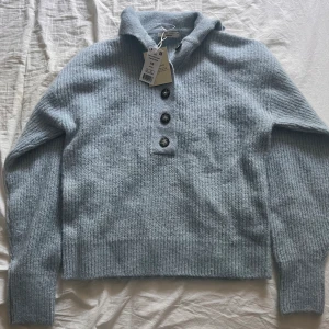 Gina tricot kofta - Blå stickad kofta från Gina tricot, går inte att köpa längre, storlek XS men ganska stretchig, aldrig använd, nypris är 400kr och jag säljer för 250kr