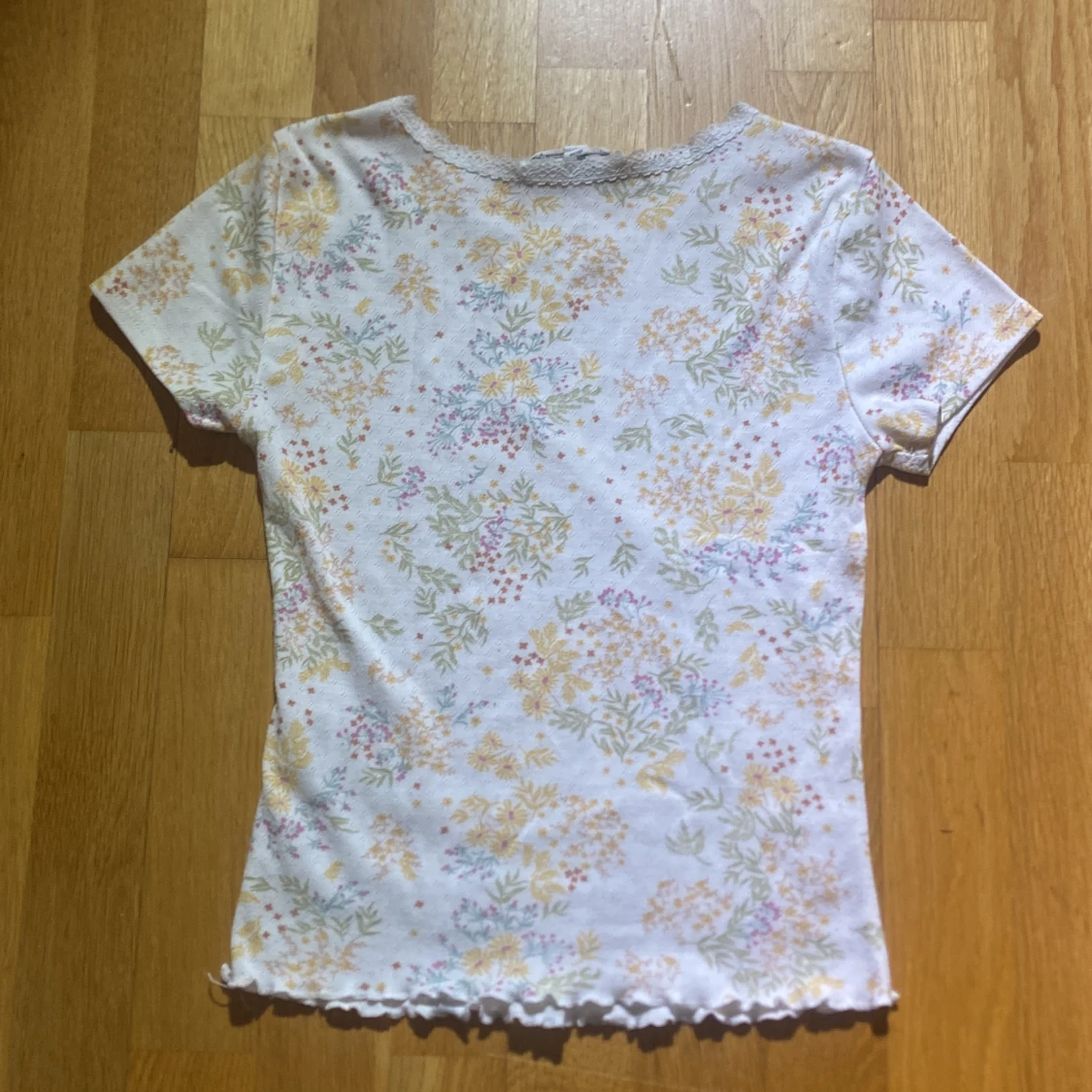 blommig t-shirt med spets - 90