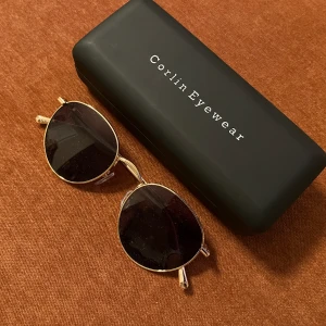 Corlin Lecce - Helt nya solglasögon från Corlin Eyewear modell Lecce(endast testade), onesize. Säljes pga felköp.  Hämtas i Råsunda eller skickas mot fraktkostnad. 