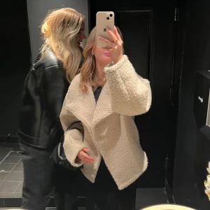 Jacka  - Beige jacka från ginatricot 