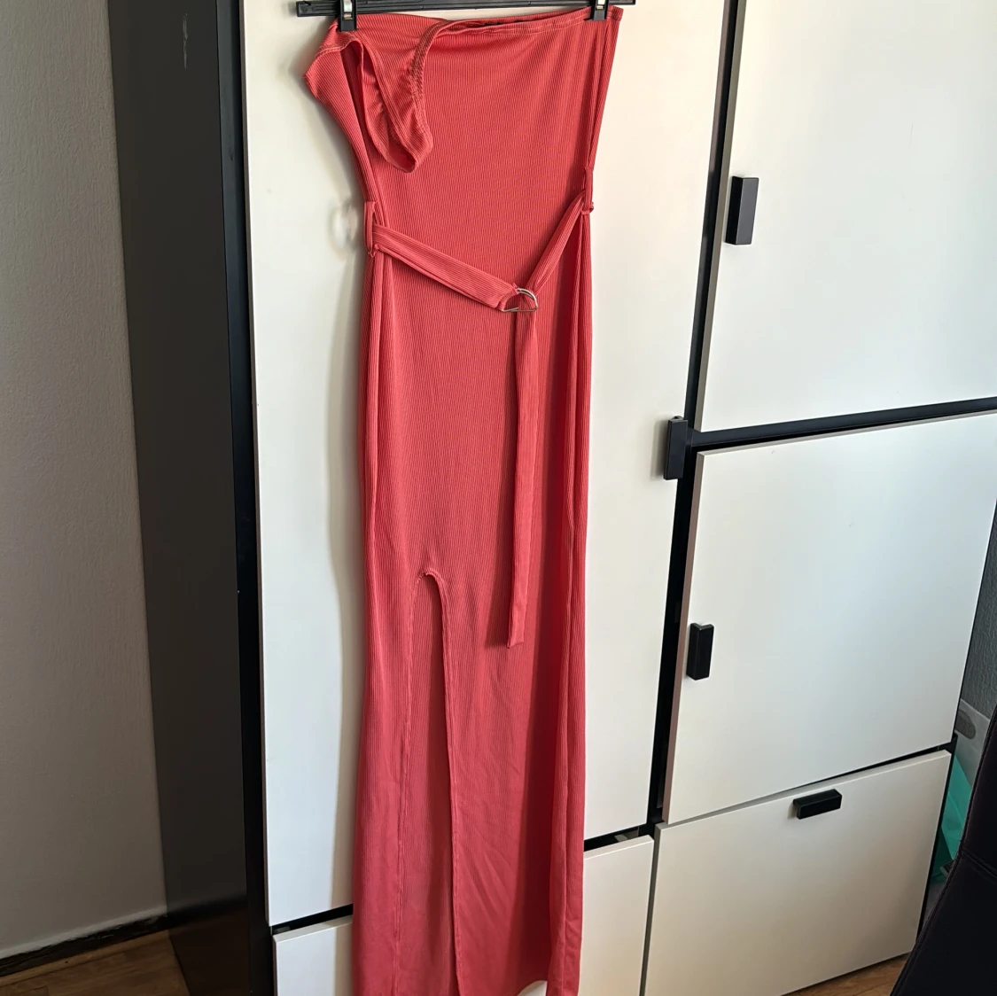 Bohoo maxi klänning one shoulder 