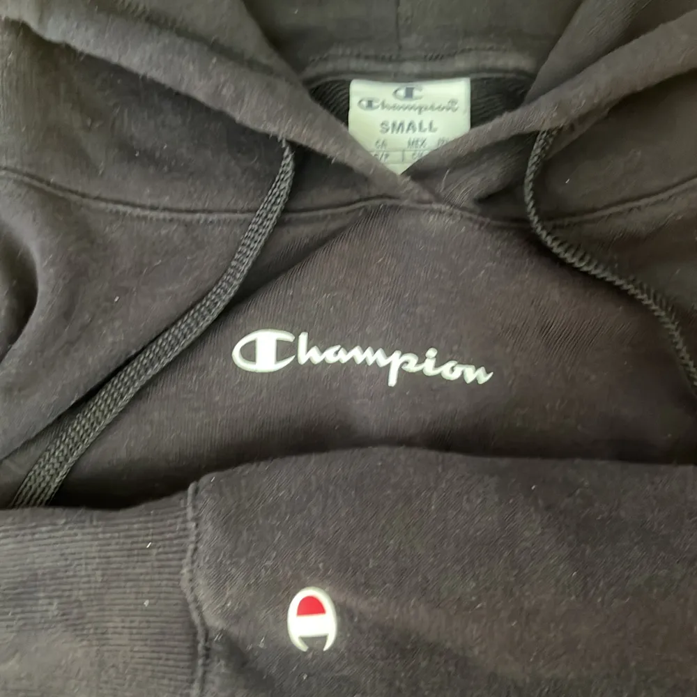 En croppad svart Champion hoodie i storlek S. Osliten och i gott skick👍 . Hoodies.