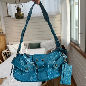 Handväska från Urban outfitters - Säljer denna supercoola blåa handväskan ifrån Urban outfitters. Säljer den då den tyvärr inte kommit till användning, endast använd två gånger, så den är i nyskick utan några fläckar eller liknande. ❤️ Köpt i Stockholm på urbanoutfitter för 600kr.