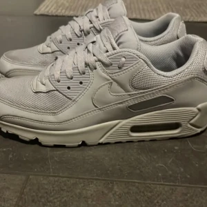 Skor - Säljer dessa tvärfeta skor som är sköna. Dem är typ oanvända men de ädi. Storleken är 43 men passar alla💯