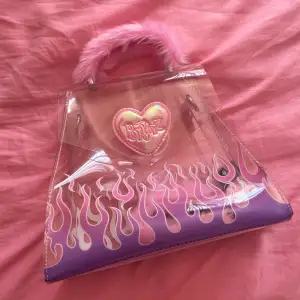 Dollskill X Bratz väska! Inköpt för 700 kr 2021 från deras hemsida och har aldrig använts, bara stått som prydnad 🌟 400 kr + frakt, tar ej Swish för denna så tryck bara på Köp nu! 🫧