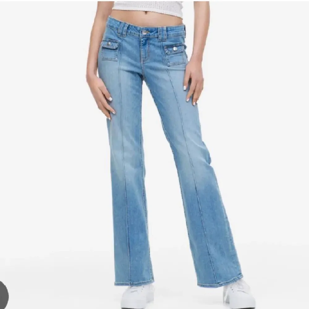 Jättesnygga jeans från hm i storlek 34. De är i samma modell som de gröna fast i färgen blå. Köparen står för frakten❤️ . Jeans & Byxor.