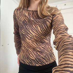 Topp - Tunn topp i fint skick. Bredd under armar 50 cm, längd 60cm. Storlek S men mer åt M. Skriv privat för frågor eller flera bilder ❤️