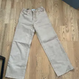 Här är ett gäng jeans som är typ oanväda och är i nu skick. 50 kr per byxa 