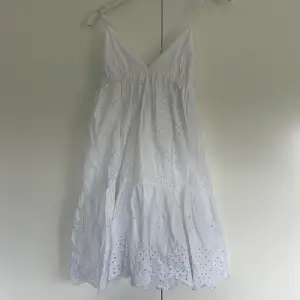 Jättefin klänning från zara! Endast använd fåtal gånger!!💕Klänningen säljs inte längre på zara! Priset kan diskuteras!! (Bild 2 och 3 är lånade) 