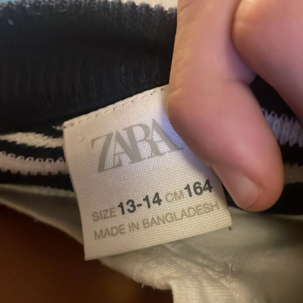 Hej jag säljer denna fina stickade tröjan från Zara som är i nyskick. Den är endast använd runt 3 gånger. Hör av dig för fler frågor eller funderingar!. Stickat.