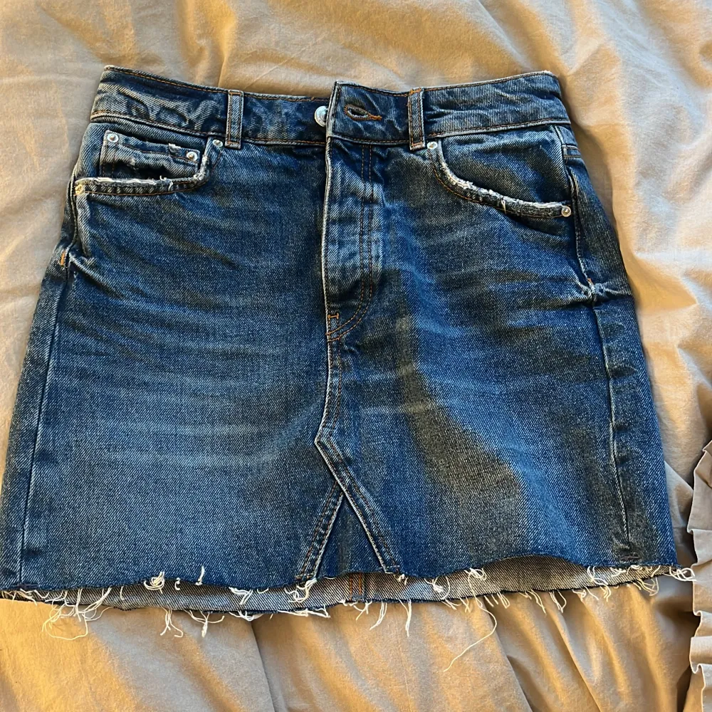 Hej!! Säljer denna fina jeans kjol ifrån Gina Tricot, då den är lite för liten för mig. Den är använd bara några få gånger. Jättefin och jätte skön 💞hör av er för fler bilder. . Kjolar.