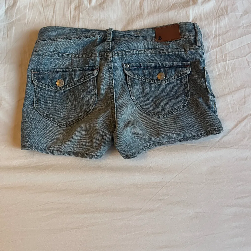 Hej, lägger ut ett par fina jeans shorts som är lågmidjade  Är öppen för byten och de passar mig perfekt som är 169 men de är lite tajta. De är strl 34/36. Shorts.
