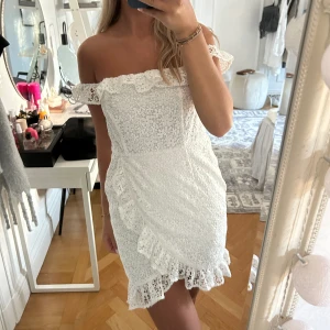 Vit klänning - Vit klänning som passar bra på student eller andra tillställningar! Aldrig använd med prislappar kvar! 