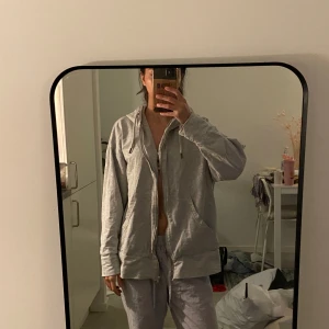 Grå hoodie med dragkedja  - Enkel fin grå hoddie med dragkedja 