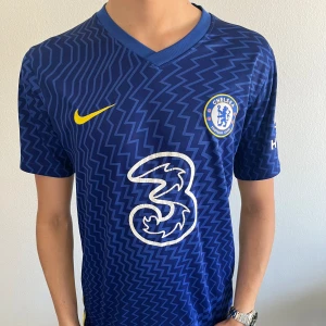 Chelsea Fotboll T- shirt - Köpt förra sommaren ⭐️Skick 6/10 , Jätte fräsh fotbolltröja , Passar både S och M( Vid fler bilder kom Dm )