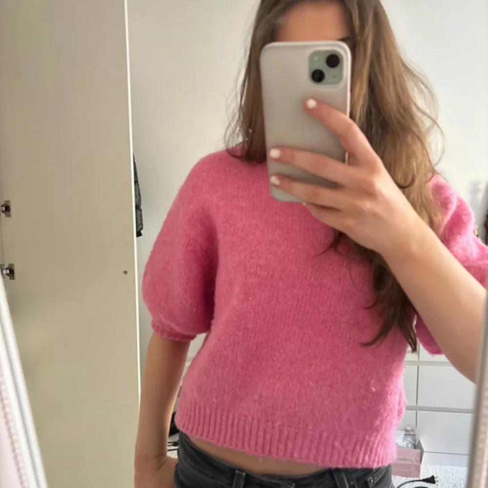 Jätte snygg rosa stickad tröja. Köptes för ett år sedan så vet ej om den finns kvar🥰. T-shirts.