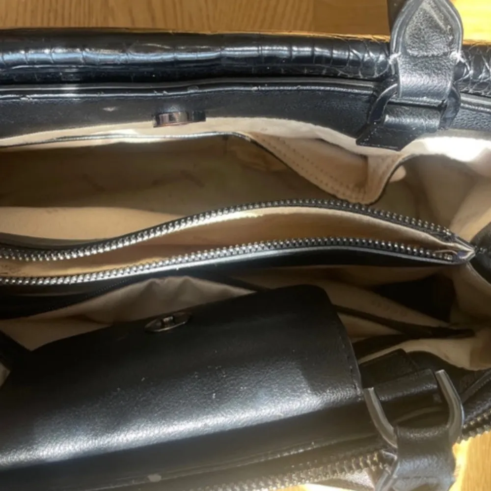 En svart handväska från guess. Många bra fack med beige insida. Handtagen är slitna. Pris kan diskuteras. #guess #handväska #dam #vintage. Väskor.